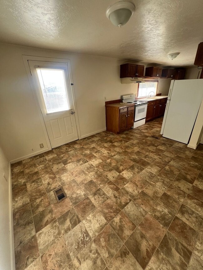 Building Photo - Room to spread out in this 3 Bedroom and 2 Bathroom - Pets Welcome