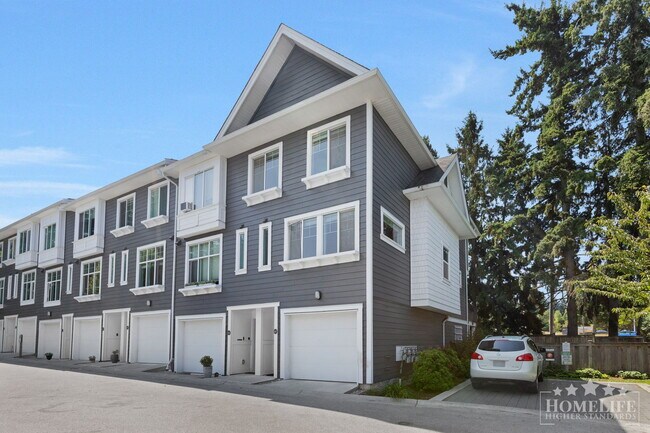 Photo du bâtiment - 3 Bed, 3 Bath Townhouse for Rent in Surrey!