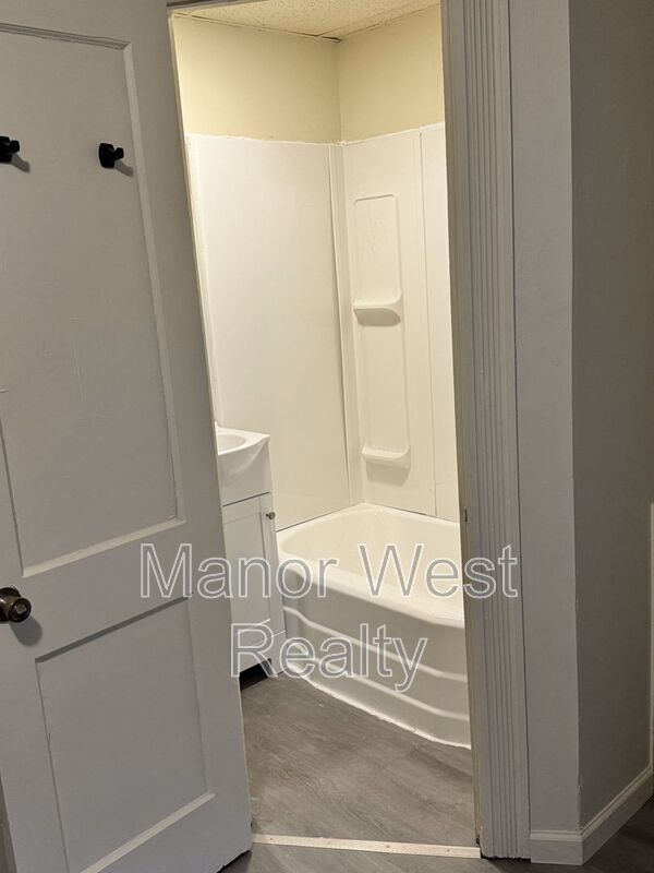 Foto del edificio - 320 W Market St