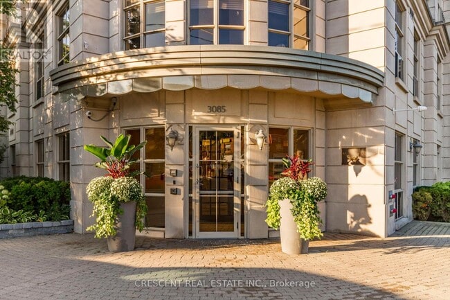 Building Photo - 3085-3085 Bloor St W