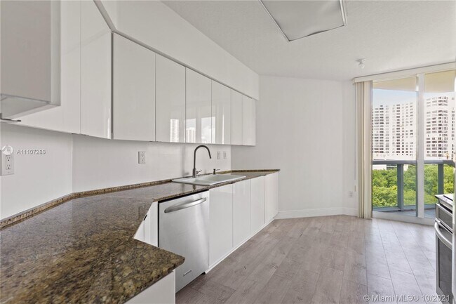 Foto del edificio - 3370 NE 190th St