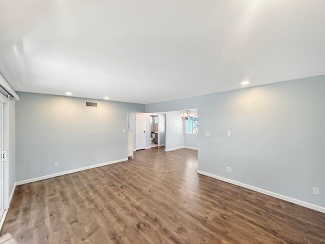 Building Photo - Stunning 3BD/1.5 BA W/ Attached Garage & P...