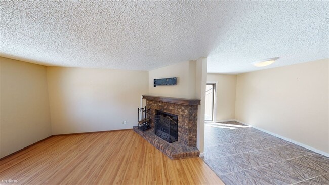 Building Photo - 3 br, 1.5 bath Townhome - 2865 Warwick Loop