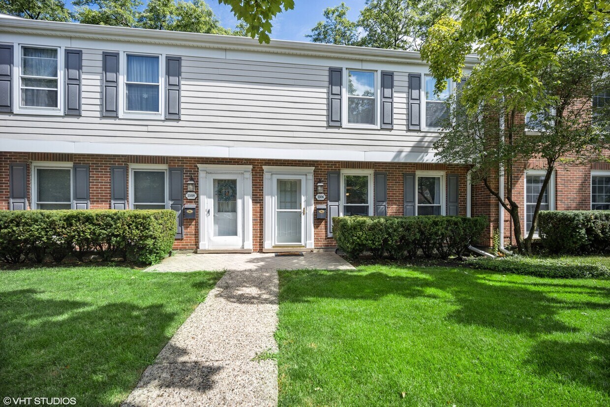 1506 Pebblecreek Dr, Glenview, IL 60025 Townhome Rentals in Glenview