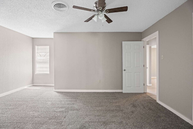 Building Photo - Cozy 3 Bed, 2 Bath with Backyard Deck