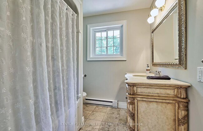 Photo du bâtiment - 227 Rossland Rd E