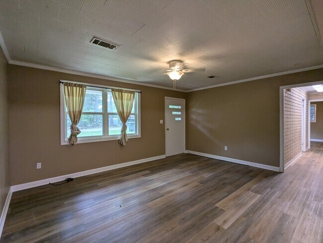 Building Photo - 1708 N McSwain Dr