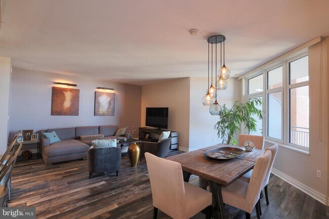 Foto del edificio - 8220 Crestwood Heights Dr