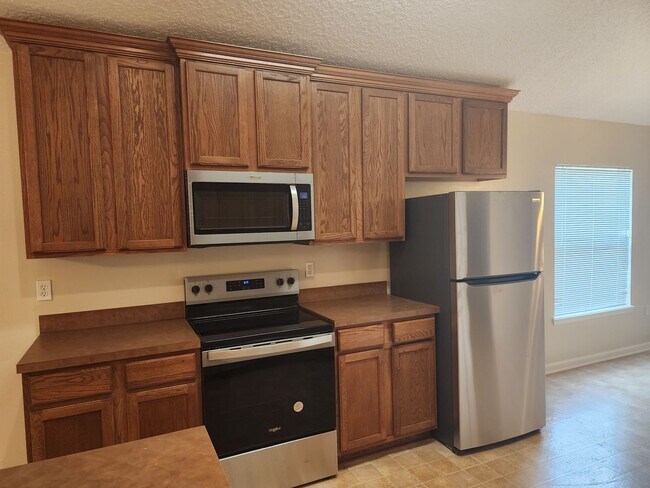 Building Photo - 4 Bedroom 2 Bath Brick and Stucco in desirable Silver Creek