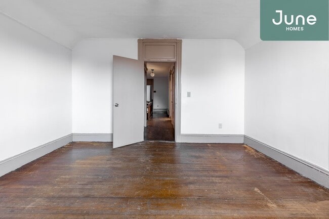 Building Photo - ROOM ONLY in 3-bed/1.0-bath Home