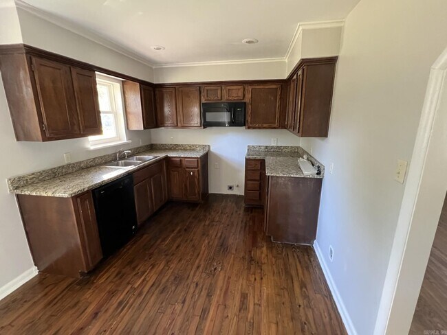 Building Photo - 221 Greencrest Dr