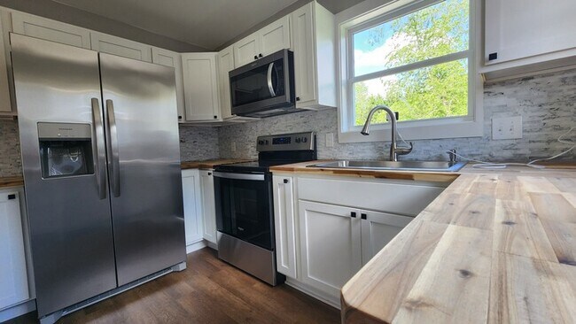 Foto del edificio - Totally renovated house now for lease