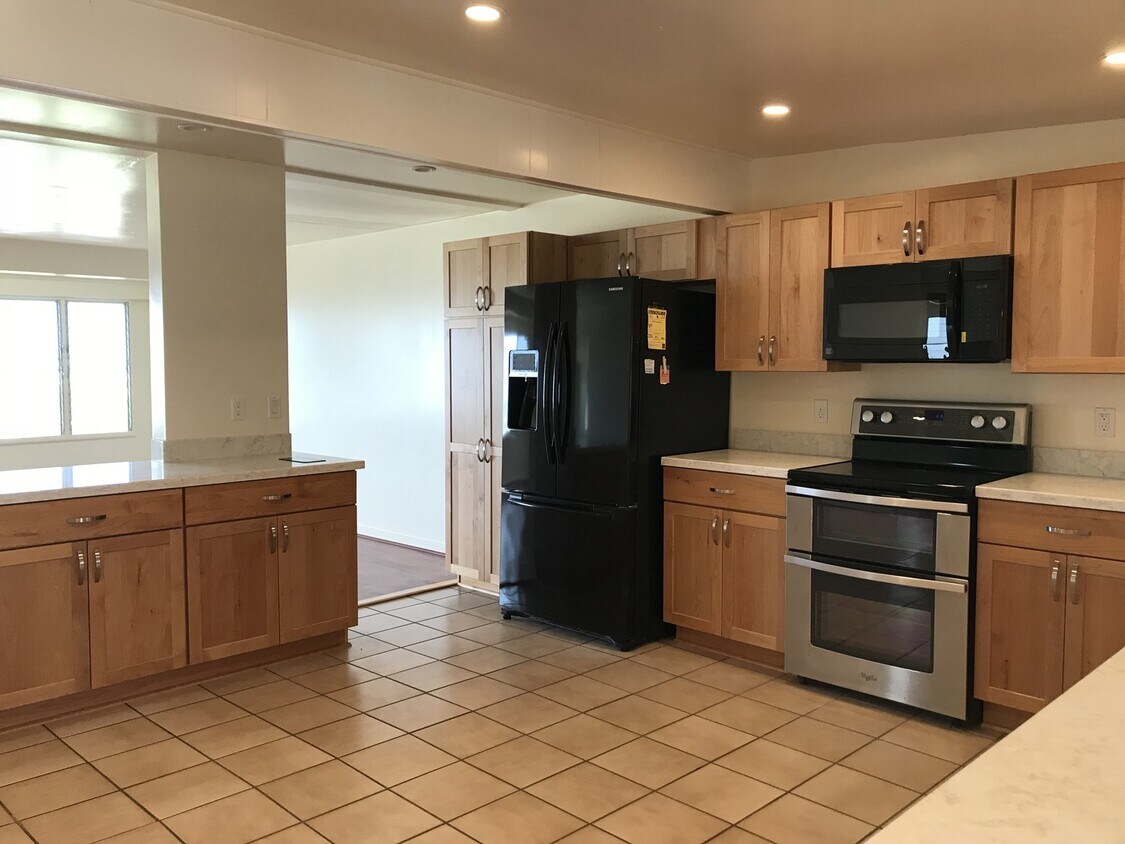 Primary Photo - Spacious upstairs unit in duplex, 3 bedroo...