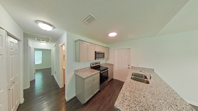 Foto del edificio - Charming 3 Bedroom, 2 Bathroom Home for Rent in Summerfield, FL