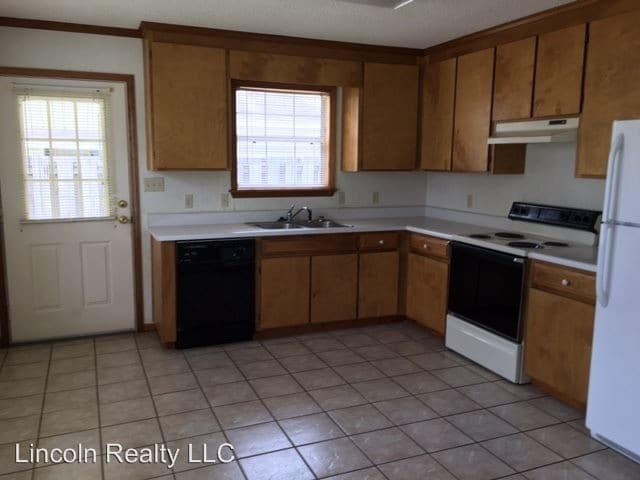 Building Photo - 2314 Pineview Dr