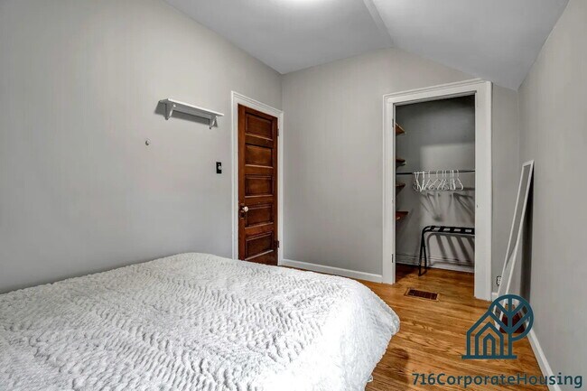 Foto del edificio - Furnished 1-Bedroom Upper Apartment on Prospect Ave