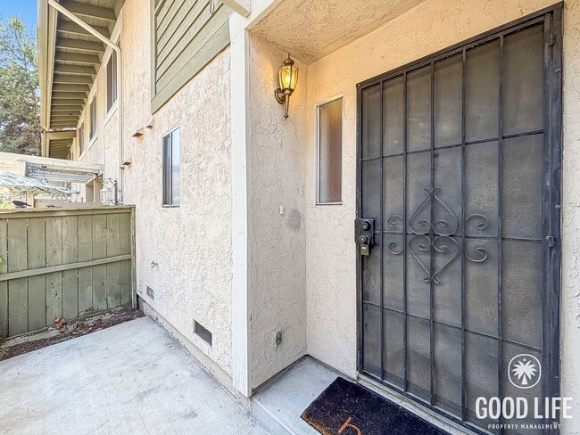 Building Photo - Spacious 3B/2.5BA Multi-Level Home in Redwood Village with Attached Garage, Private Patio & Commu...