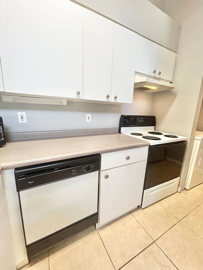 Building Photo - Bright 3rd-Floor 1/1 Condo with Screened Balcony in Park Central!