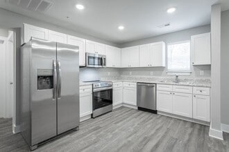 Building Photo - 5 Meadowbrook Dr W