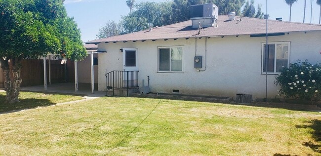 Building Photo - SW-Bakersfield 3 bedrooms 1 baths