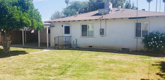 Foto del edificio - SW-Bakersfield 3 bedrooms 1 baths