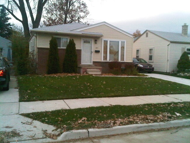 Building Photo - 641 E Brockton Ave