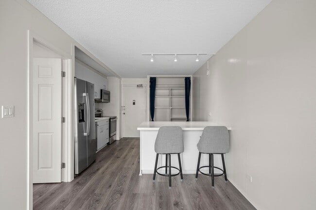 Building Photo - Beautifully upgraded 1-bedroom, 1-bath with Parking $2,300 includes utilities & WIFI