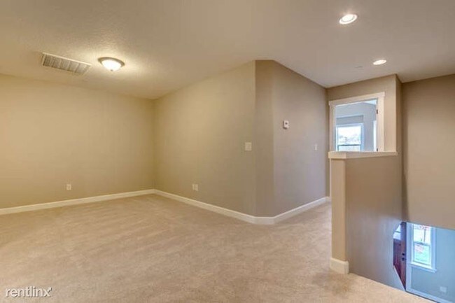 Building Photo - 3 br, 2.5 bath Townhome - 4271 NW Sage Loop