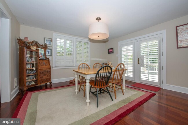 Building Photo - 1007 Larchmont Ave