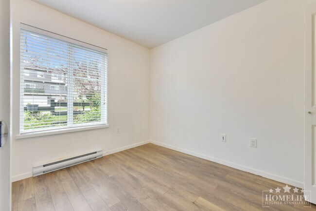 Photo du bâtiment - Spacious 4 Bedroom 4 Bathroom Townhome at King’s Landing with Double Garage Balcony and Yard Space
