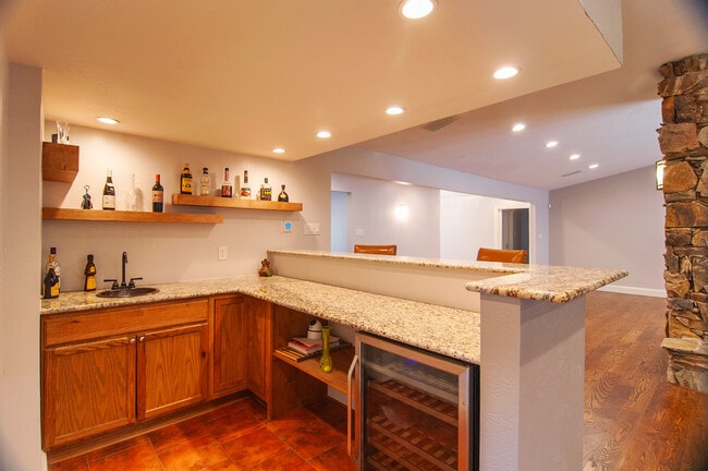 Building Photo - 6940 Brookshire Dr