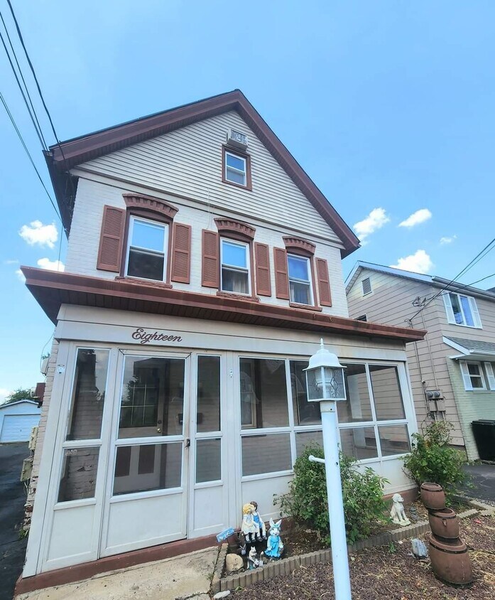 18 Washington Ave Unit 1, Little Ferry, NJ 07643 Condo for Rent in