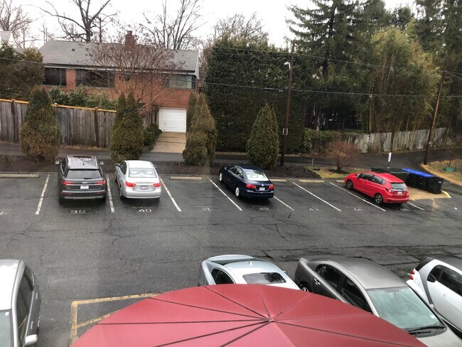 Foto del edificio - 4555 MacArthur Blvd NW