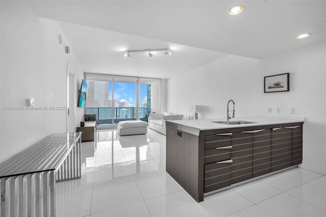 Building Photo - 200 Biscayne Blvd Way