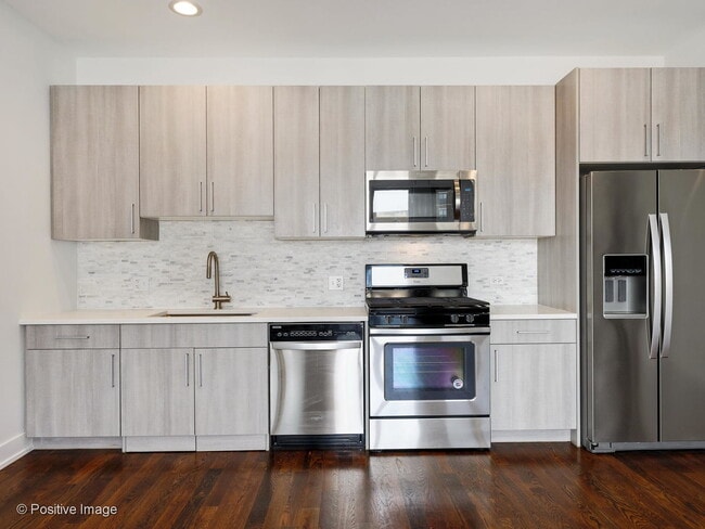 Building Photo - 4428 N Sheridan Rd