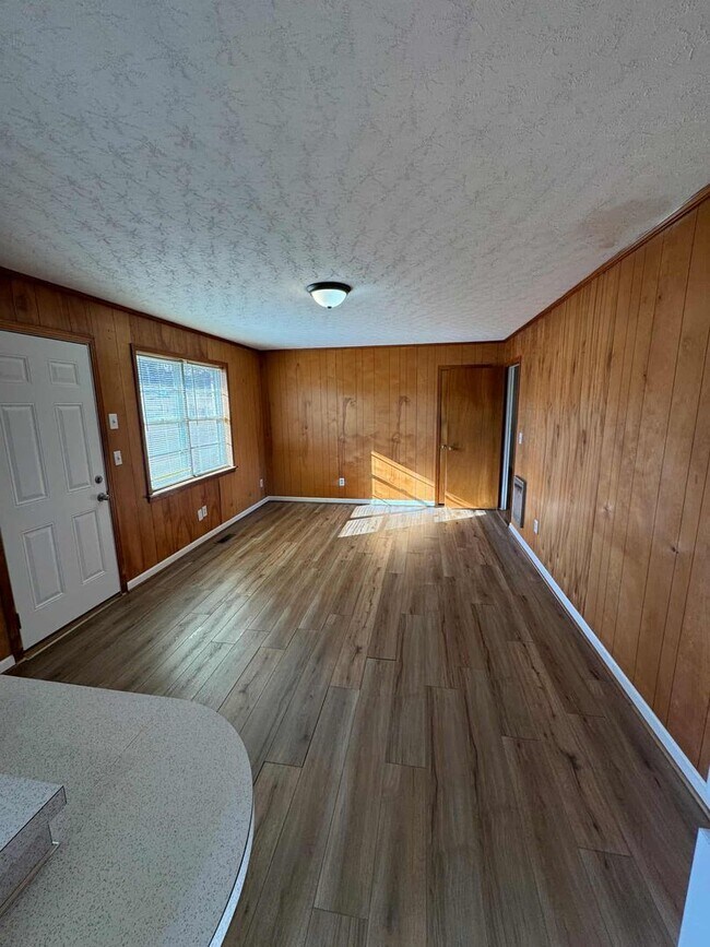 Building Photo - Beautiful 3 Bedroom and 2 Bath House