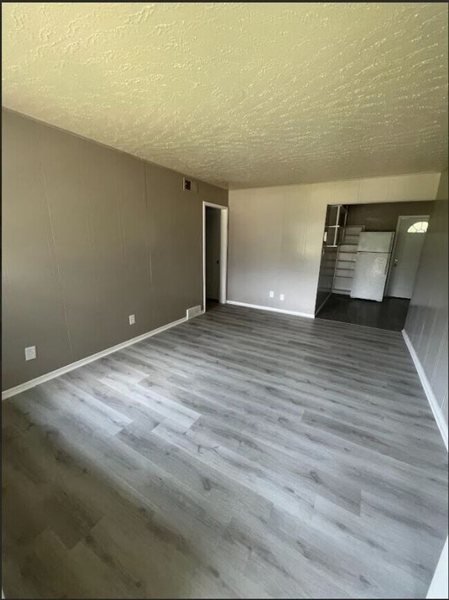 Building Photo - 4 bedroom 1 bathroom home in Midwest City!