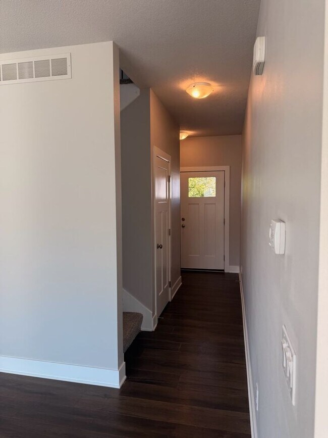 Building Photo - Beautiful 3 Bedroom Single Family Home in ...