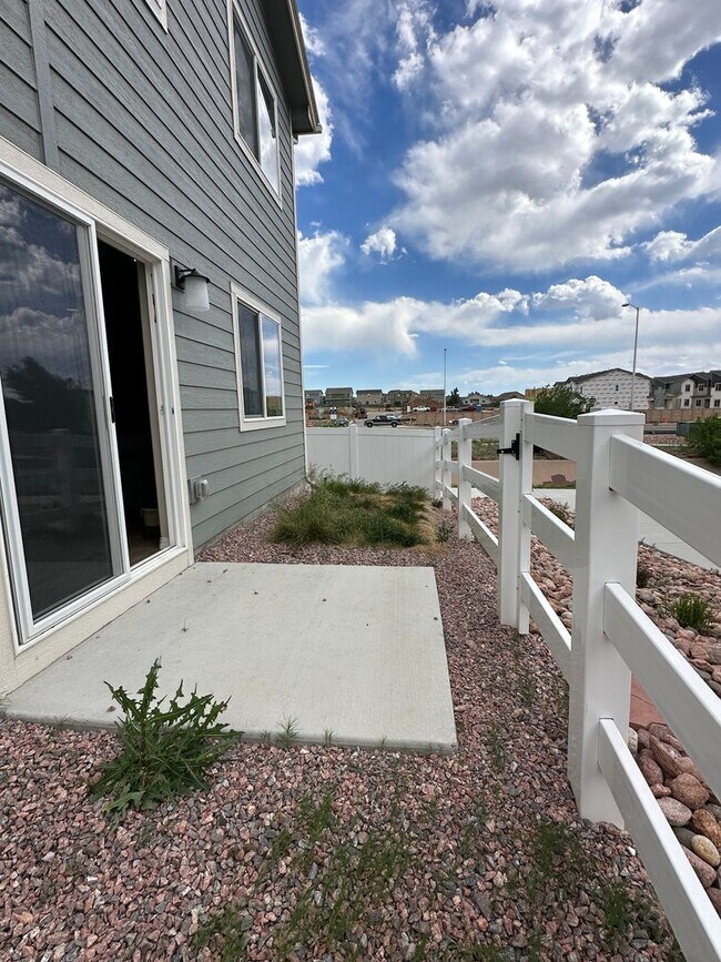 Building Photo - Modern Living in Skyview Village