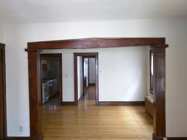 Building Photo - 2016 East Franklin Avenue, Unit 4