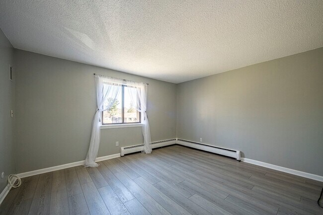 Foto del edificio - 645 W Lowell Ave