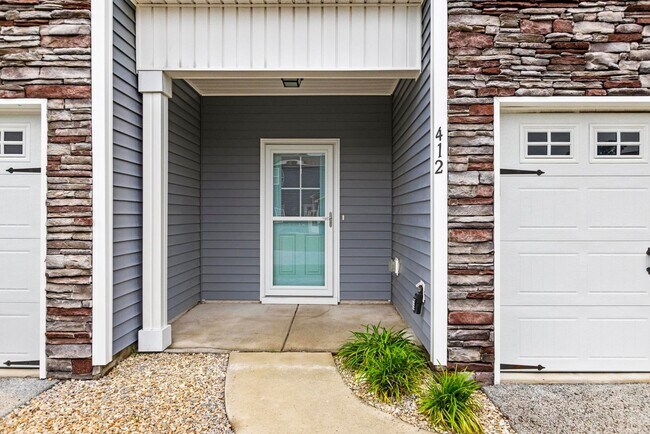 Foto del edificio - Large 3br Stonebay Townhome AVAILABLE NOW!
