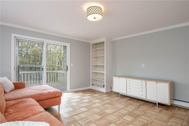 Foto del edificio - 241 Maple Rd