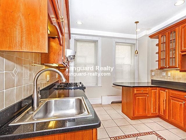 Building Photo - 1056 Beacon St