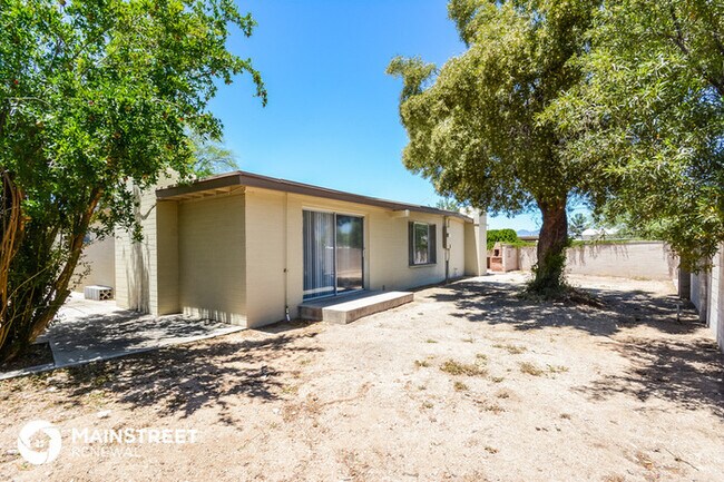 Building Photo - 3231 S Lakeside Dr