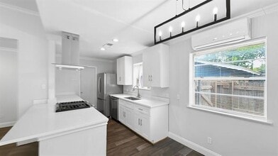 Building Photo - 1421 Meadowcrest Dr