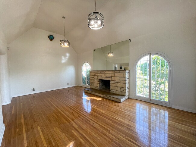 Living Room - 602 N Crescent Heights Blvd