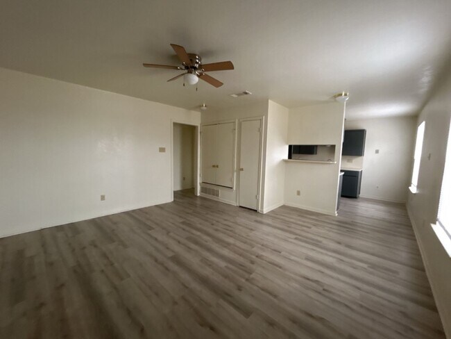 Foto del edificio - 504 Esther Cir