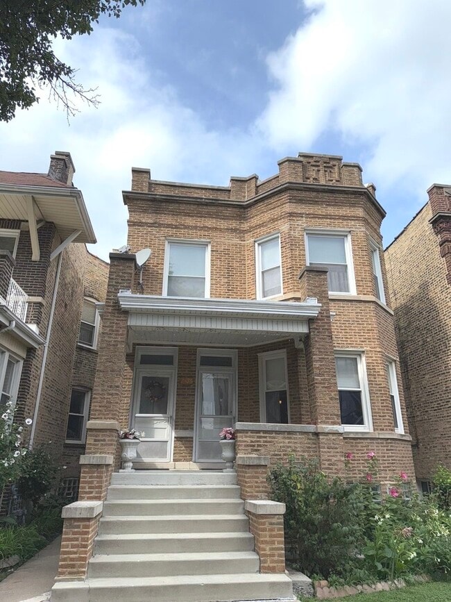 Building Photo - 2526 W Gunnison St