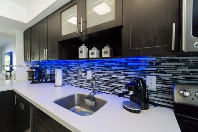 Foto del edificio - 845 W 79th Pl